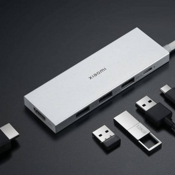 Xiaomi Hub USB-C 5 in 1 con 3x USB-A 3.0, 1x USB-C Ricarica Rapida fino a 100W, 1x HDMI - Scocca in Alluminio