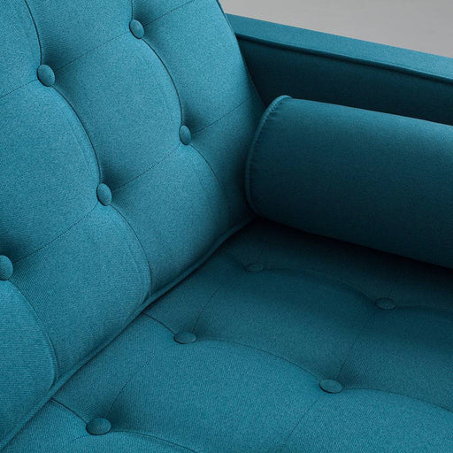 Dettaglio del rivestimento in tessuto blu del divano Chesterfield con bottoni, imbottitura confortevole, tessuto resistente, primo piano