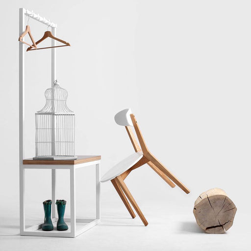Portaabiti con panca NEXT 75 in ambiente moderno, struttura bianca, piano in legno scuro, ganci in metallo e appendiabiti in legno