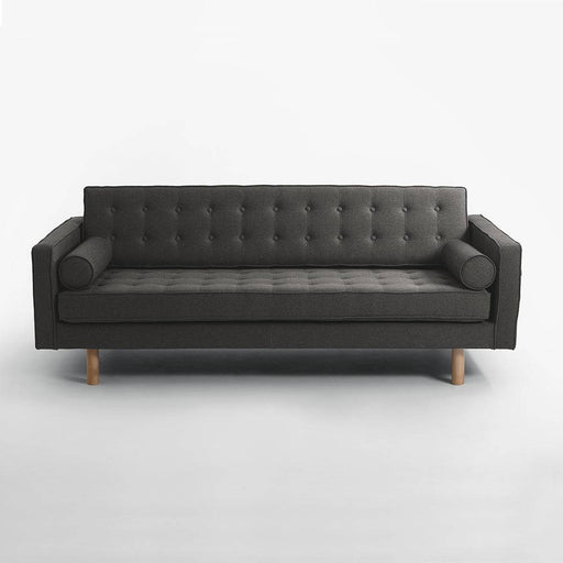 Divano 3 posti in tessuto grigio con schienale imbottito, gambe in legno naturale, stile minimalista, sfondo bianco.