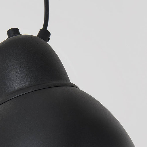Dettaglio della lampada a soffitto Coben Hangman 2 nera con finitura opaca, attacco a sospensione, perfetta per ambienti contemporanei