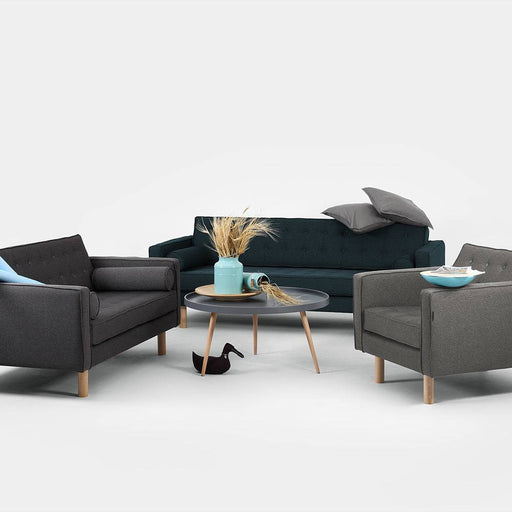 Set di divani in tessuto Deep Sea con tavolino in legno, stile contemporaneo, sedute comode e robuste, perfetti per zona living moderna