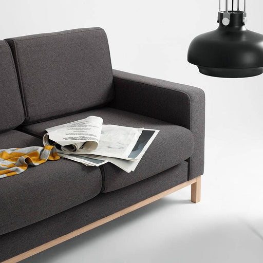 Dettaglio del divano SCANDIC con rivestimento in tessuto grigio, seduta ampia e braccioli comodi, ideale per ambienti contemporanei.