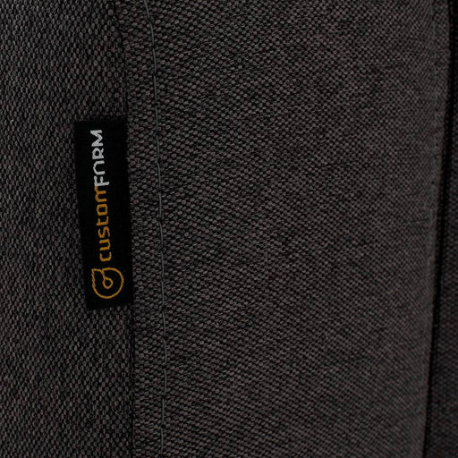 Dettaglio tessuto in microfibra nera del divano letto con etichetta Custom Form, resistente e di alta qualità, SKU: SF041SCANROZ2-ET95