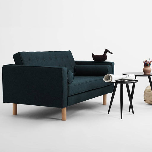 Divano in tessuto Deep Sea con struttura in legno naturale, design moderno con gambe in legno chiaro, ideale per living sofisticati
