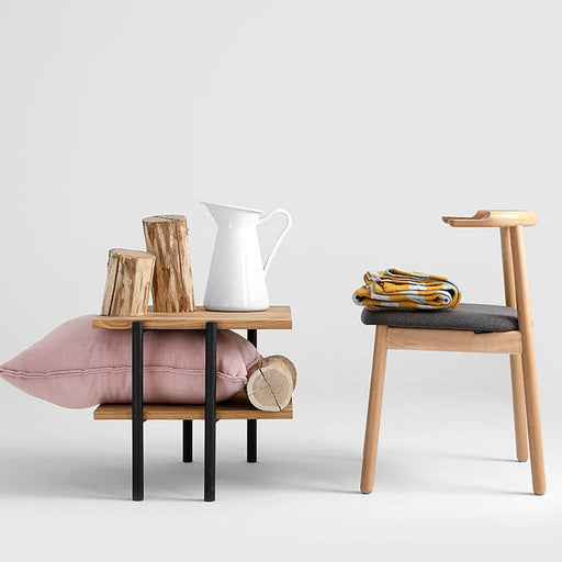 Sedia Kubrik in legno di bambù con rivestimento in tessuto nero, vista laterale, stile minimalista e funzionale, ideale per arredi contemporanei
