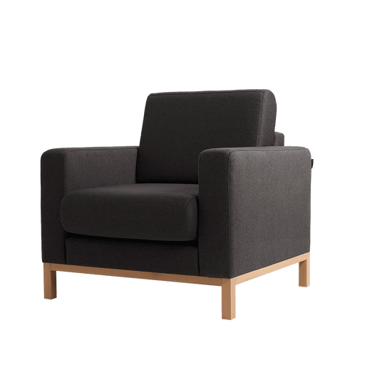 Poltrona SCANDIC in tessuto nero con struttura in legno chiaro, design nordico elegante e confortevole, ideale per soggiorno moderno.