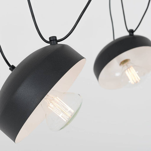 Dettaglio della lampada Popo FLAT 4 nera con paralume in metallo e lampadina visibile, illuminazione moderna e industriale