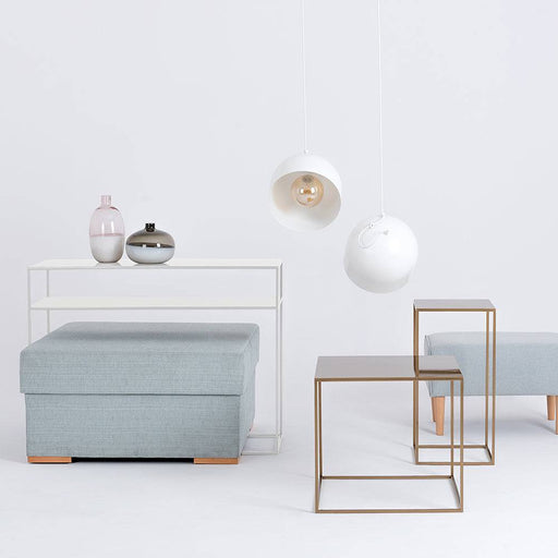 Ambientazione con console bianca minimalista, decorata con vasi e lampade moderne, stile contemporaneo e funzionale.