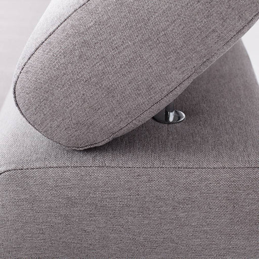 Dettaglio del rivestimento in tessuto grigio, con cuciture precise e imbottitura confortevole, perfetto per un divano angolare versatile.