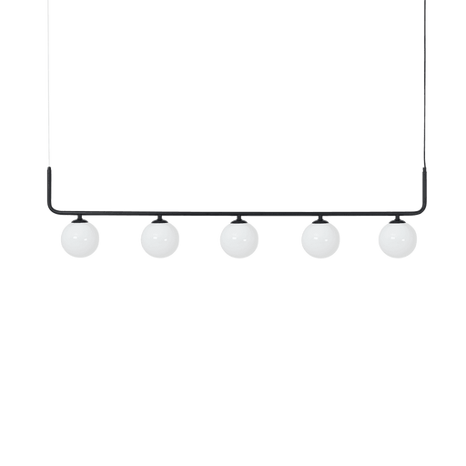 Lampada a sospensione moderna con struttura nera e cinque globi bianchi in vetro opalino, ideale per ambienti eleganti e minimalisti