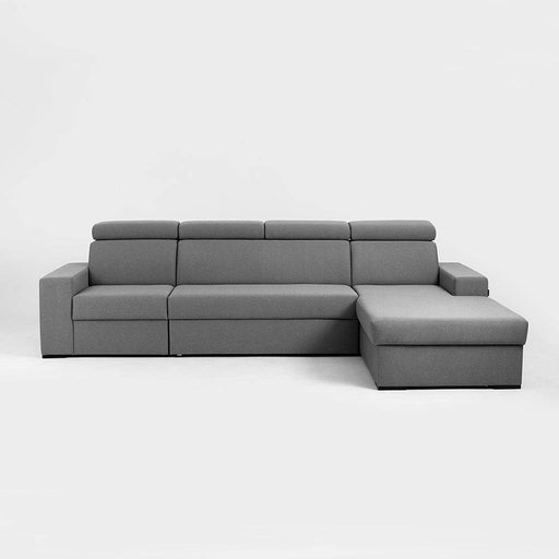 Divano angolare in tessuto grigio con seduta spaziosa e schienale alto, perfetto per relax e convivialità in living contemporaneo