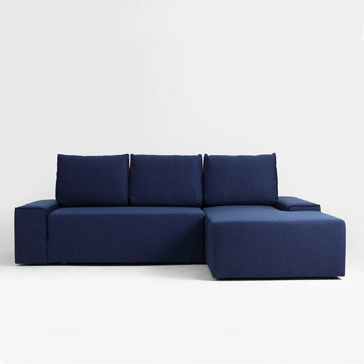 Divano angolare in tessuto blu con seduta spaziosa e schienali imbottiti, ideale per relax e ospiti, stile minimalista e contemporaneo
