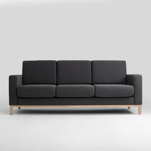 Divano in tessuto nero con struttura in legno naturale, design minimalista e spazioso, perfetto per salotti eleganti e funzionali