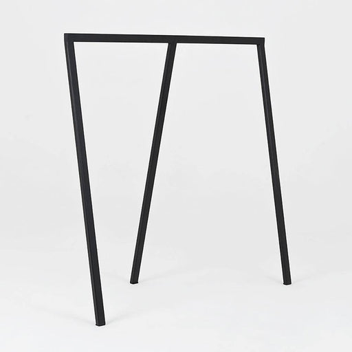 Appendiabiti design minimalista nero con struttura in metallo, ideale per bagni e spazi compatti, con forma a trapezio e linee eleganti.