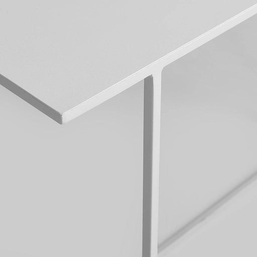 Dettaglio della superficie in melamina bianca della console WALT METAL 100 Bianco, con angoli smussati e finitura liscia.