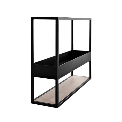 Scaffale sospeso in metallo nero con ripiano in rovere chiaro, design minimalista e funzionale, ideale per soggiorno o ingresso.