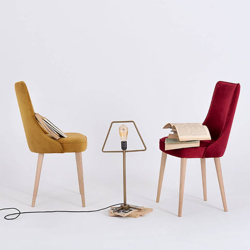 Sedia KIKO in velluto color ciliegia con schienale alto, posizionata tra una sedia gialla e una lampada moderna, stile contemporaneo.