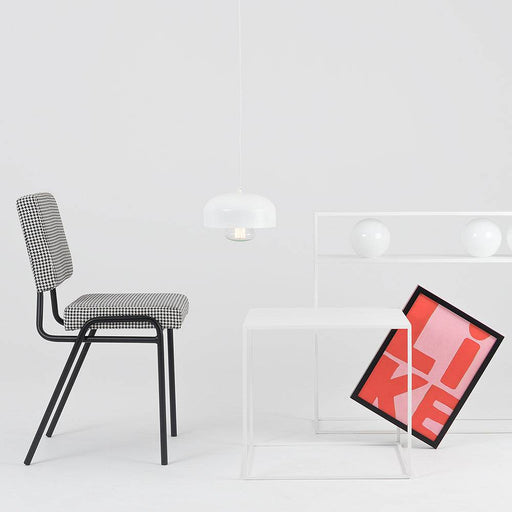 Lampada sospensione bianca con diffusore rotondo, ambiente interno con arredi moderni e minimal, SKU: LP011POPOFLL1-01