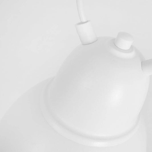 Dettaglio della lampada bianca Coben Hangman 3 con cavi sottili e lampadine a vista, focus sulla parte superiore della lampada