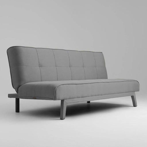Divano letto in tessuto grigio chiaro con schienale inclinato e struttura in legno, stile minimalista e versatile per living contemporaneo