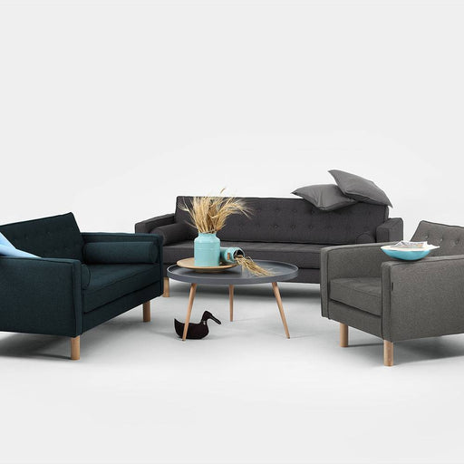 Set di tre divani in tessuto Deep Sea con gambe in legno naturale, stile contemporaneo, perfetti per zona living elegante e funzionale