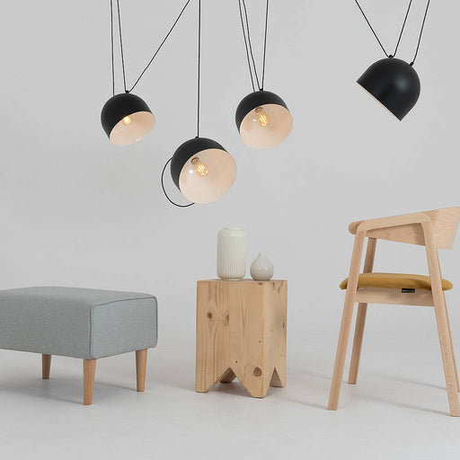 Lampada soffitto industriale nera con paralumi sferici, illuminazione calda e moderna, ideale per ambienti contemporanei