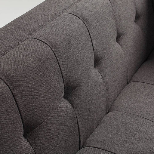 Dettaglio del rivestimento in tessuto grigio scuro con imbottitura trapuntata, elegante e resistente, perfetto per ambienti contemporanei