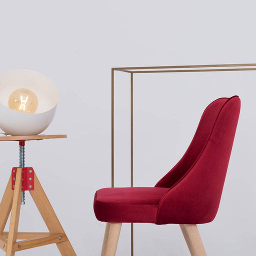 Vista laterale di poltrona in velluto rosso con gambe in legno chiaro, stile contemporaneo, perfetta per soggiorno o sala da pranzo - SKU: CH007SPRING-RV61