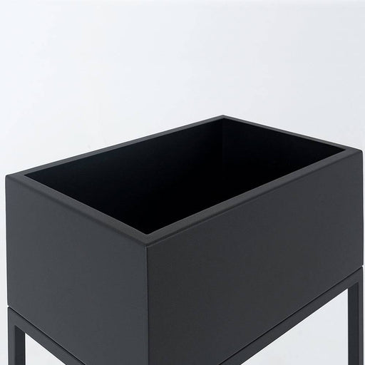 Fioriera nera con struttura in metallo, design minimalista, perfetta per decorare ambienti interni con stile moderno, SKU: DON001FIOR-50-80-9005