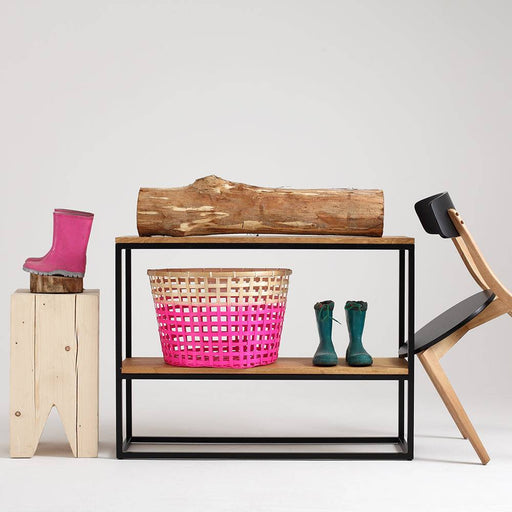 Scaffale in rovere con struttura in metallo nero, perfetto per riporre libri e oggetti decorativi, stile minimalista e versatile.