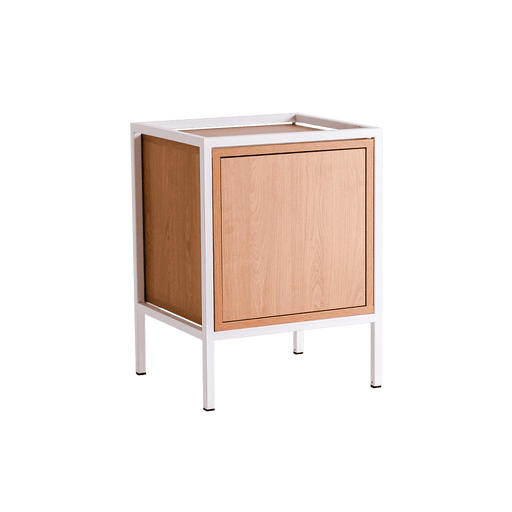 Mobiletto bianco con pannello in legno naturale, struttura in metallo bianco, design moderno e funzionale, ideale per arredamento versatile.