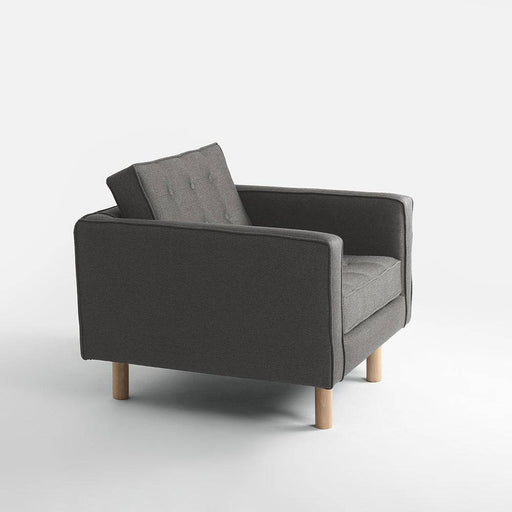 Poltrona in tessuto grigio con design minimalista, struttura in legno con gambe naturali, perfetta per ambienti eleganti e contemporanei.
