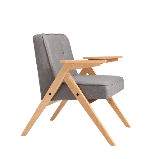 Poltrona VINC Steel naturale con struttura in legno chiaro, rivestimento grigio, braccioli in legno e design compatto ideale per spazi ristretti