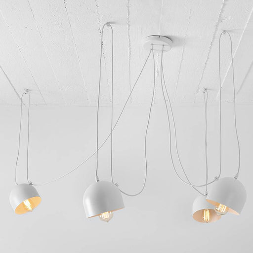 Lampada sospensione bianca con cavi a vista e lampadine esposte, installata su soffitto bianco, stile industriale e design innovativo
