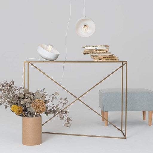 Lampade sospese bianche con forma rotonda e lampadine visibili, stile contemporaneo minimalista, perfette per ambienti eleganti
