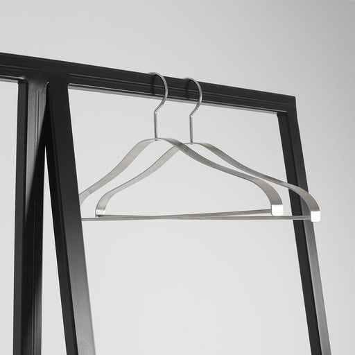 Dettaglio di appendiabiti in metallo nero con ganci in acciaio, struttura robusta e moderna, perfetto per arredamento di interni eleganti