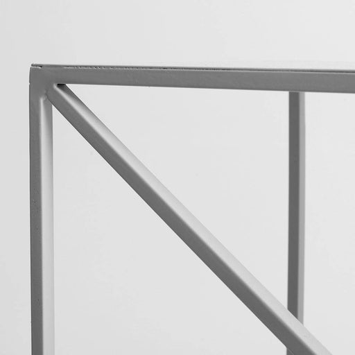 Dettaglio della struttura in metallo grigia della consolle industriale, con angoli rinforzati e design essenziale, perfetta per ambienti contemporanei