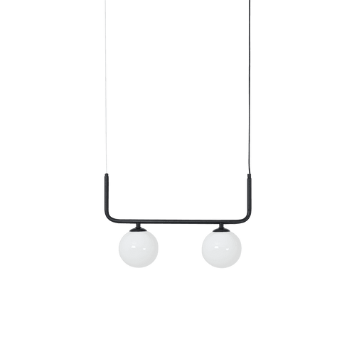 Lampada a sospensione moderna con struttura nera e due globi di vetro bianco opaco, ideale per ambienti living e sala da pranzo
