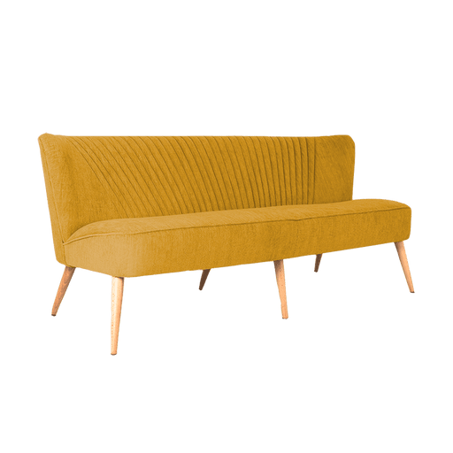 Divano tre posti in tessuto giallo senape con schienale rigato e gambe in legno chiaro, stile retrò, perfetto per soggiorno elegante.