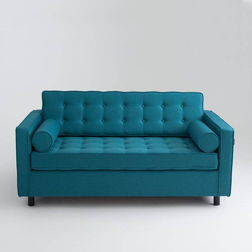 Divano in tessuto blu con schienale imbottito e braccioli cilindrici, stile vintage, ideale per salotto, dimensioni medie
