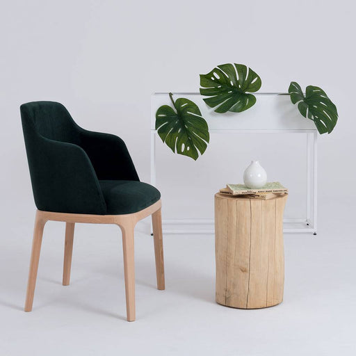 Sedia verde bottiglia con braccioli, rivestimento in velluto scuro, struttura in legno naturale, perfetta per arredi moderni e sofisticati