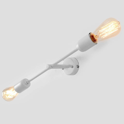 Lampada da parete TWIGO WALL 2 S bianca con due luci a filamento, installata su parete bianca, stile moderno e funzionale