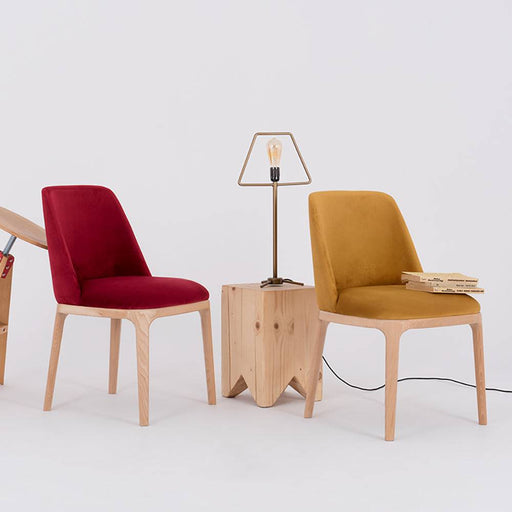 Sedia con schienale e seduta in velluto color passion fruit, gambe in legno naturale, stile moderno e versatile per interni
