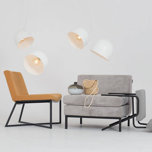 Lampada da soffitto bianca moderna con design industriale, forma rotonda inclinata, cavi a vista e lampadine esposte, ideale per interni eleganti