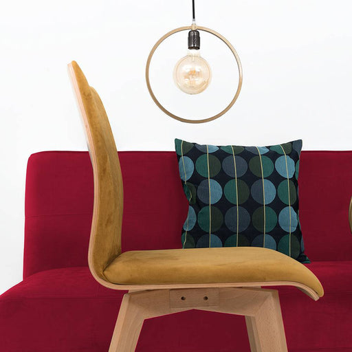 Dettaglio di sedia in legno con seduta e schienale in tessuto rosso, abbinata a lampada moderna, stile contemporaneo, SKU: SF035MODL-RV61