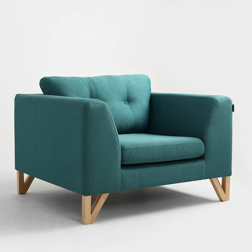 Poltrona WILLY in tessuto turchese con struttura in legno naturale, design scandinavo, perfetta per ambienti moderni e accoglienti.