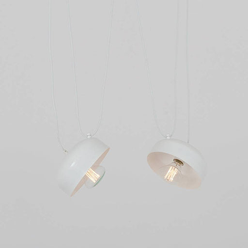Lampada da soffitto bianca con forma rotonda e design minimalista, illuminazione con lampadina visibile, installata in ambiente moderno, SKU: LP011POPOFLL2-01
