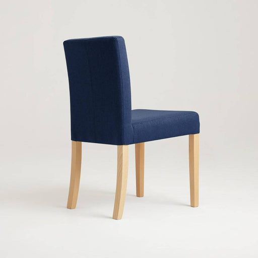 Sedia Wilton Inkjet vista laterale, rivestimento in tessuto blu, struttura in legno chiaro, ideale per sala da pranzo o soggiorno