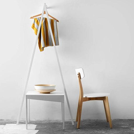 Appendiabiti bianco con struttura in metallo e barra per appendere vestiti, perfetto per arredamento moderno e funzionale